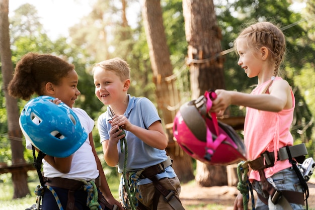 Bambini coraggiosi che si divertono in un parco avventura