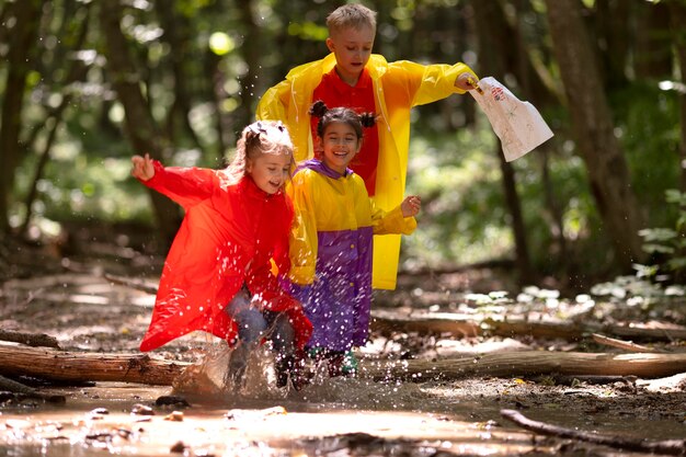 Bambini curiosi che partecipano a una caccia al tesoro nella foresta