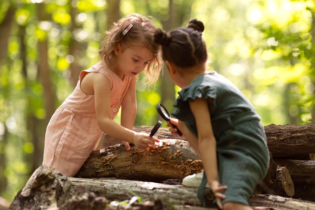 Bambini curiosi che partecipano a una caccia al tesoro