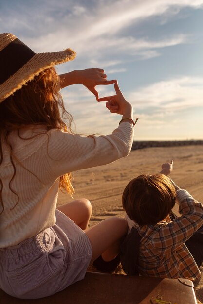 Bambini del primo piano che esaminano il cielo