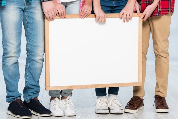 Bambini del primo piano che tengono struttura