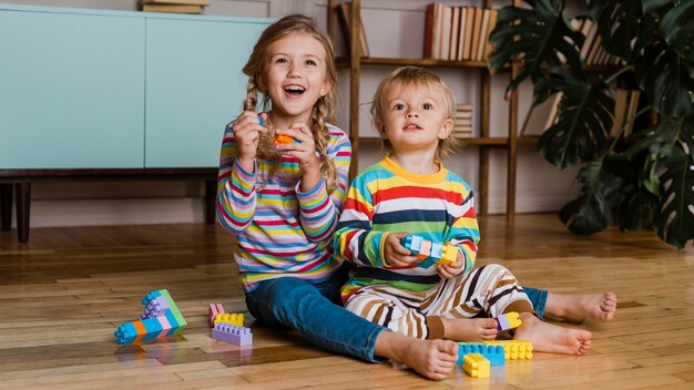 Bambini del ritratto che giocano