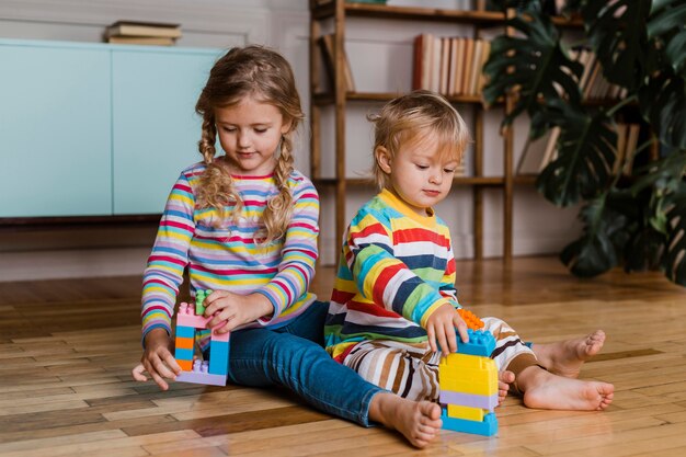 Bambini del ritratto che giocano