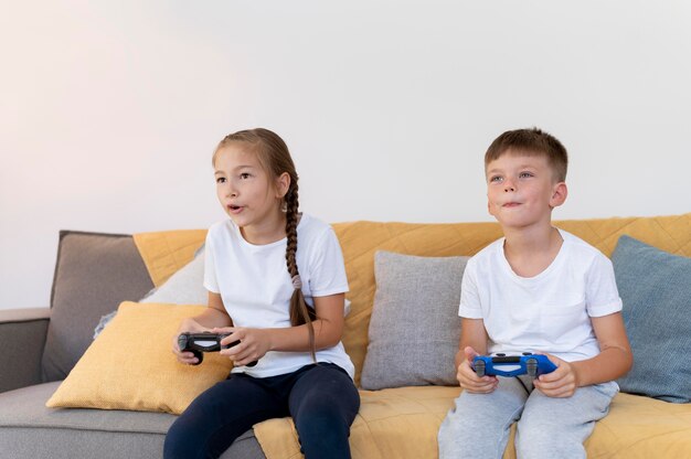 Bambini di livello medio che giocano con i controller