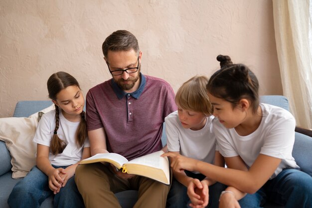 Bambini di tiro medio che ascoltano l'insegnante