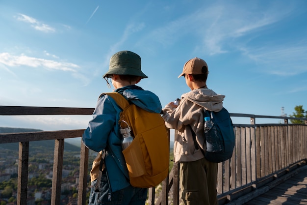 Bambini di tiro medio che esplorano l'ambiente naturale