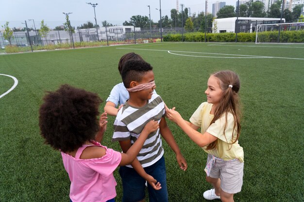 Bambini di tiro medio che giocano a tag game