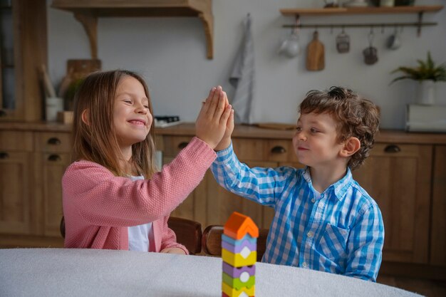 Bambini di tiro medio che giocano a un gioco di memoria