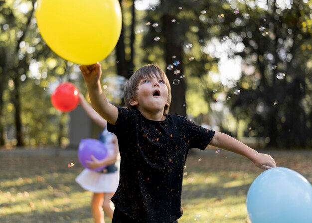 Bambini di tiro medio che giocano all'aperto