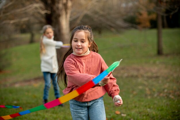 Bambini di tiro medio che giocano all'aperto