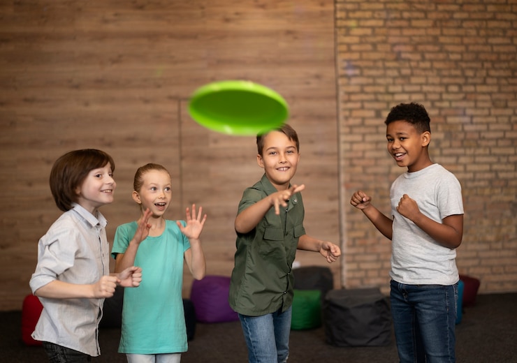 Foto gratuito bambini di tiro medio che giocano con il frisbee