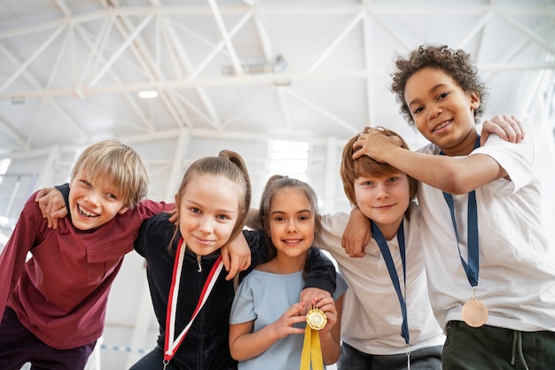 Bambini di tiro medio che indossano medaglie