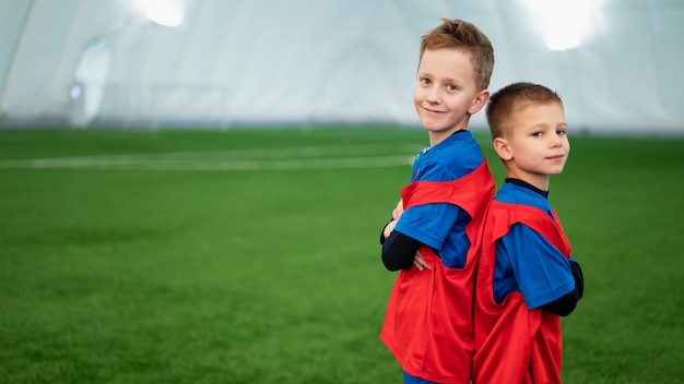 Bambini di tiro medio che posano insieme