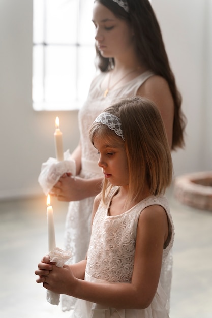 Bambini di tiro medio che tengono le candele