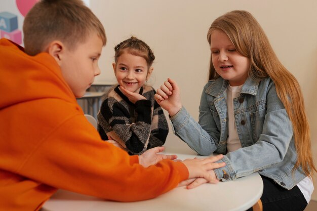 Bambini di tiro medio che trascorrono del tempo a scuola