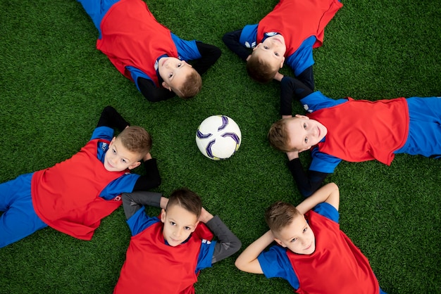 Bambini di tiro medio sdraiati sull'erba