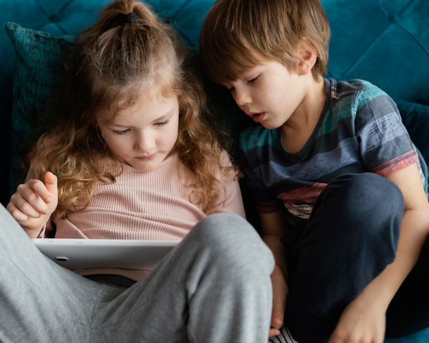 Bambini di tiro medio seduti insieme