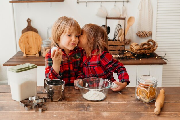 Bambini di vista frontale che cucinano insieme a casa