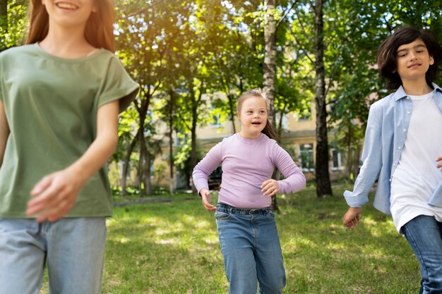 Bambini di vista frontale che giocano all'aperto