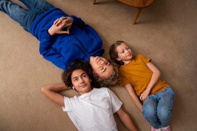 Bambini di vista frontale che guardano TV