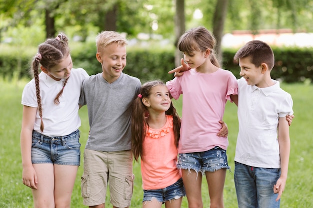 Bambini di vista frontale che propongono insieme