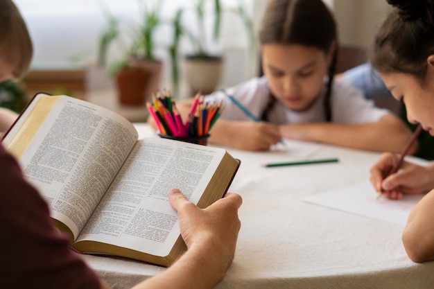 Bambini di vista laterale che disegnano a scuola