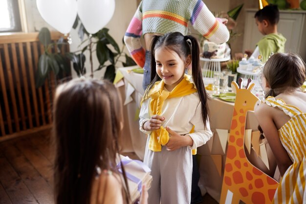 Bambini di vista laterale che fanno festa insieme