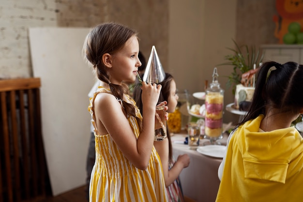 Bambini di vista laterale che fanno festa insieme