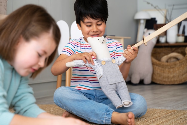 Bambini di vista laterale che giocano con i giocattoli