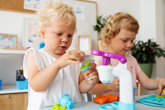 Bambini di vista laterale che giocano insieme