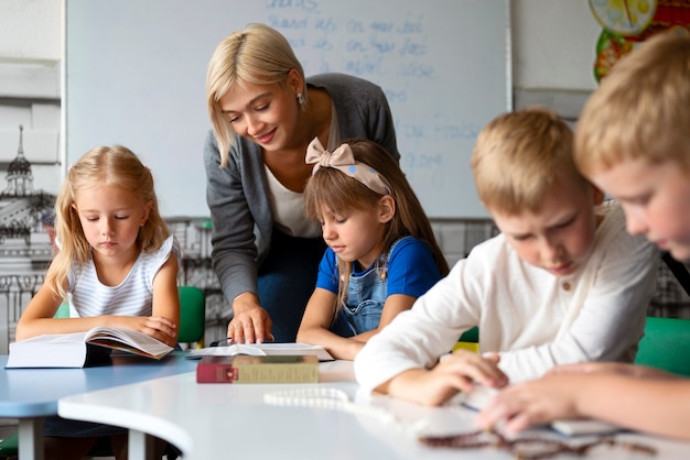 Bambini di vista laterale che imparano alla scuola domenicale