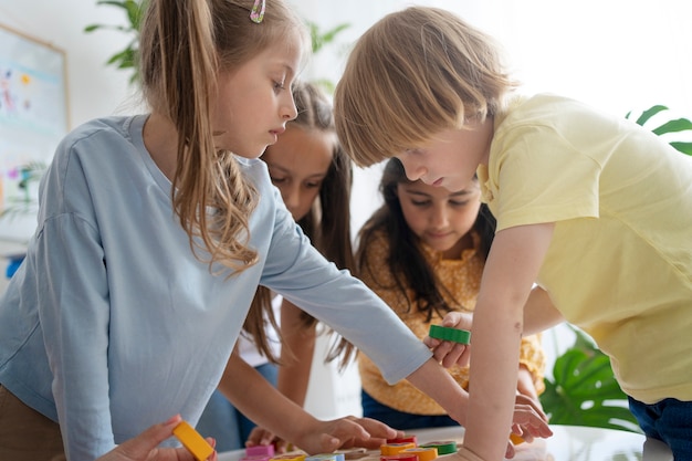 Bambini di vista laterale che imparano con i giocattoli