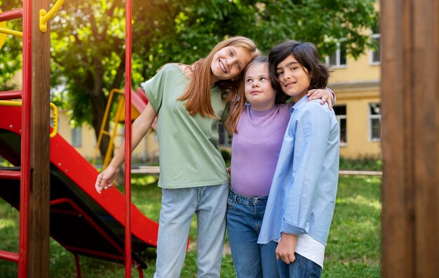 Bambini di vista laterale che posano insieme