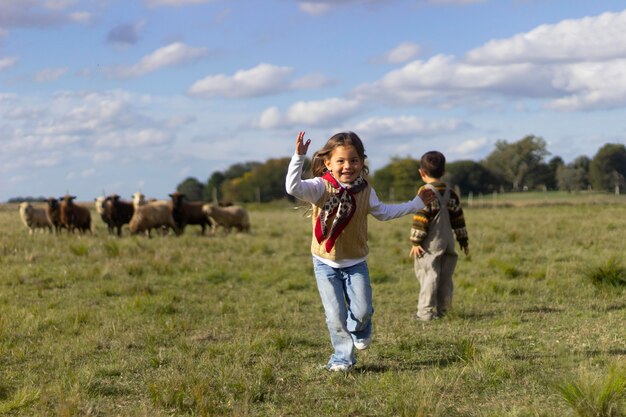 Bambini e pecore a tutto campo