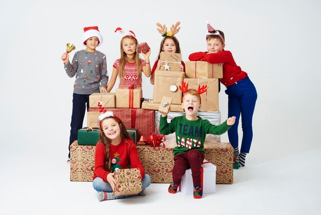 Bambini e pila di regalo di Natale