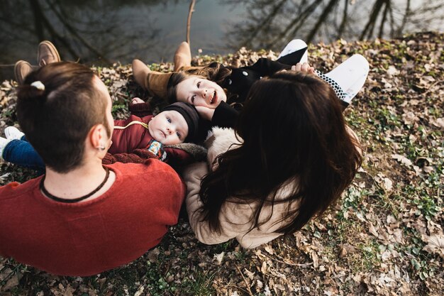 Bambini eccitati con i genitori nel parco