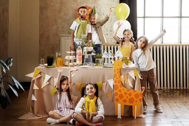 Bambini felici a tutto campo che fanno festa insieme