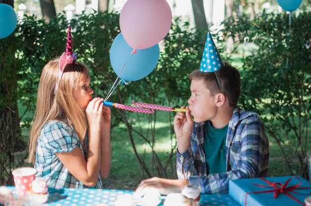 Bambini felici alla festa di compleanno