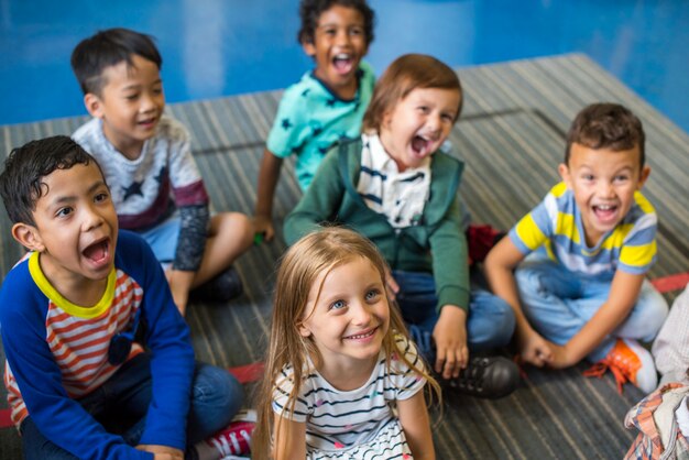 Bambini felici alla scuola elementare