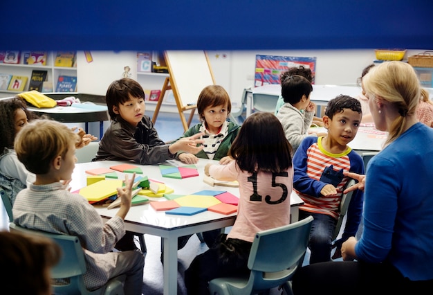 Bambini felici alla scuola elementare