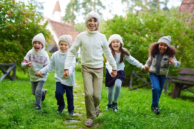 Bambini felici che corrono all'aperto