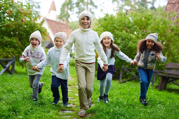 Bambini felici che corrono all'aperto