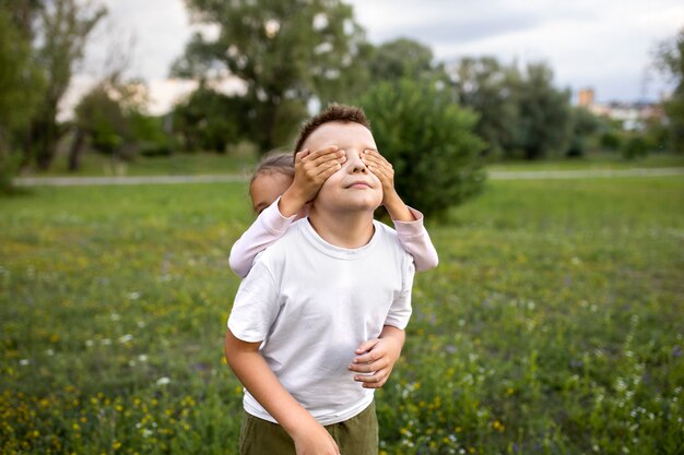 Bambini felici che giocano all'aperto