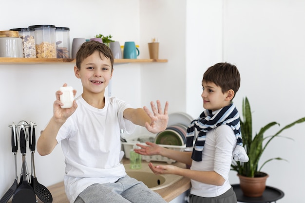 Bambini felici che mostrano le loro mani pulite mentre si tiene il sapone