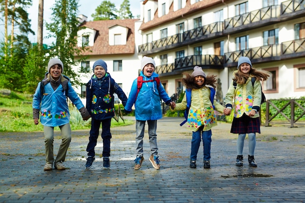 Bambini felici che vanno a scuola