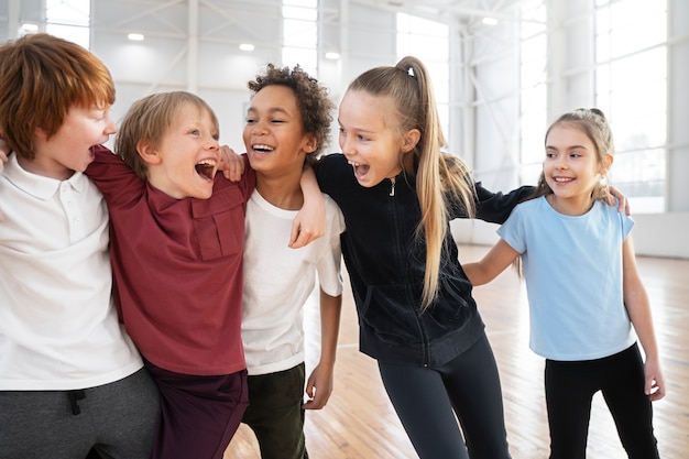 Bambini felici del colpo medio che posano insieme