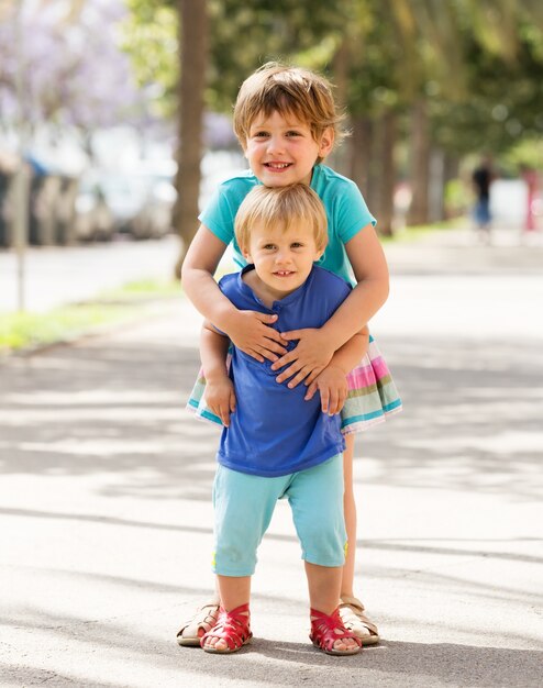 bambini felici in strada