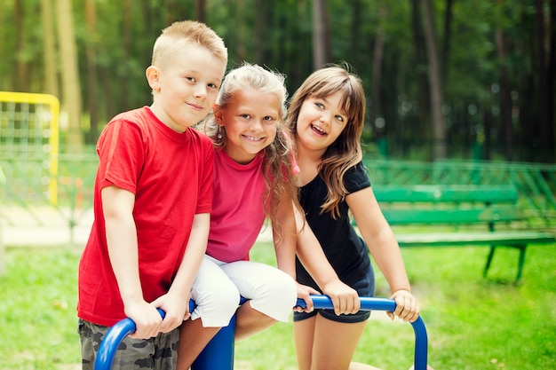 Bambini felici nel parco giochi