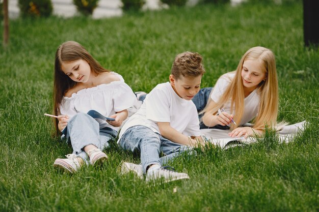 Bambini felici seduti insieme vicino e sorriso