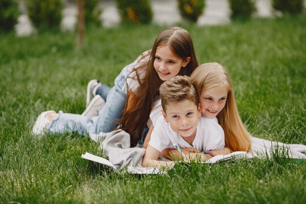 Bambini felici seduti insieme vicino e sorriso